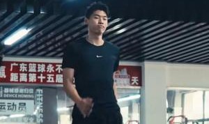 眼神坚毅！崔永熙已回到广东进行恢复训练